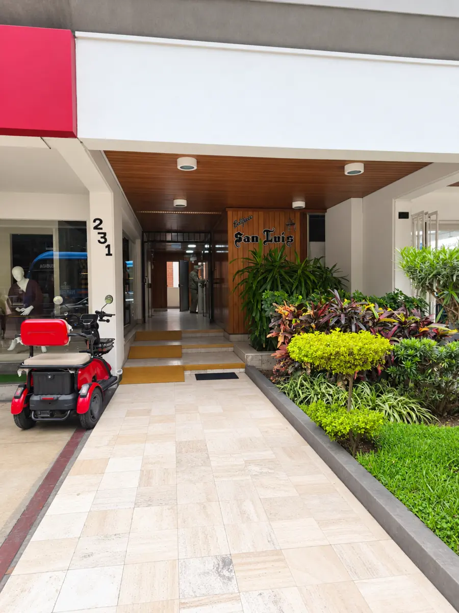 Ingreso del Edificio San Luis en avenida José Pardo 231